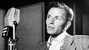 Frank Sinatra steht in einem Studio vor einem Mikrofon. © ARTE Foto: ZED