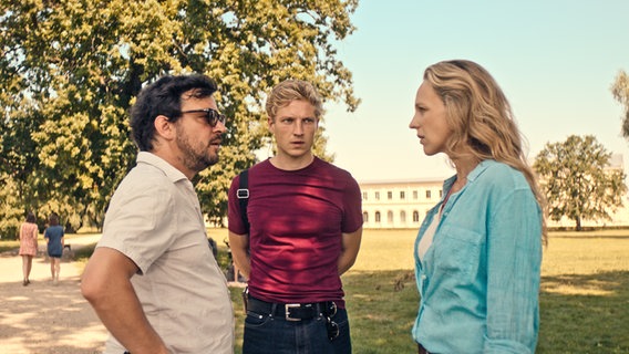 Frank Elling (Sascha Geršak), Sören Jaspers (Anton Rubtsov), Lona Mendt (Petra Schmidt-Schaller) bei einer Lagebesprechung- Szene aus  der Mini-Serie "Die Toten von Marnow" © NDR Foto: Philipp Sichler