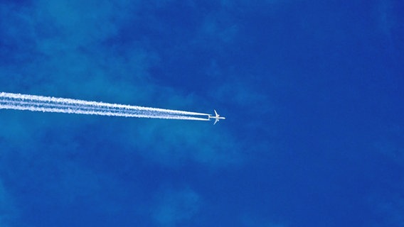 Ein Flugzeug am blauen Himmel mit einem langen Kondensstreifen © picture alliance / CHROMORANGE Foto: Michael Bihlmayer