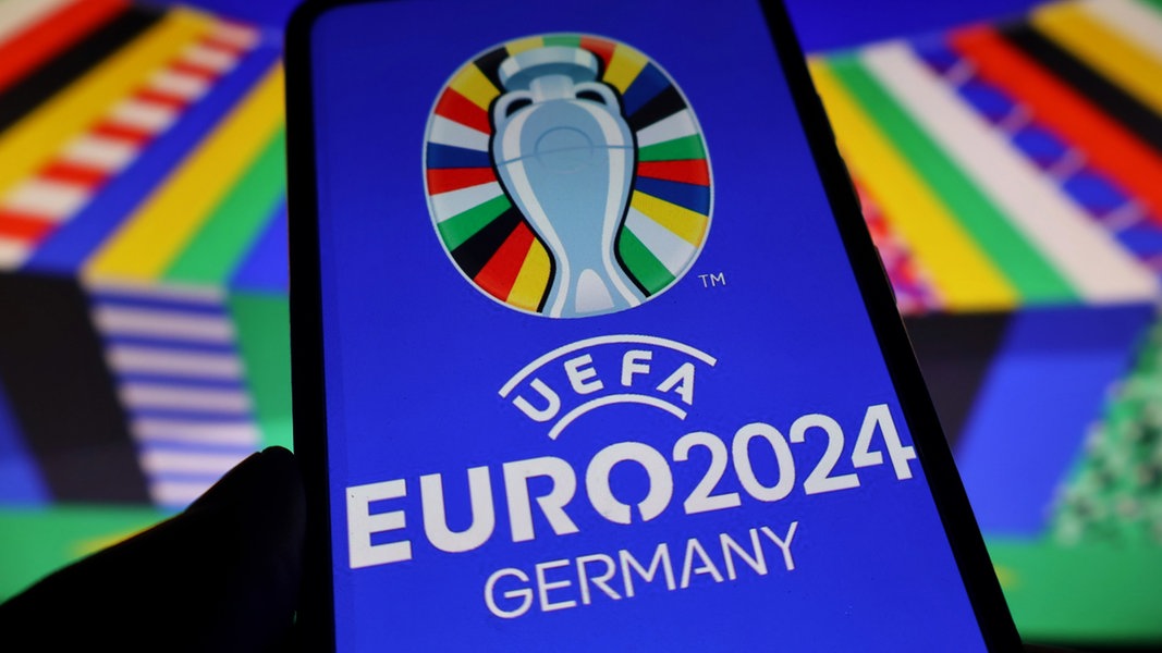 Das Logo der UEFA Euro 2024 ist auf einem Smartphone zu sehen. 