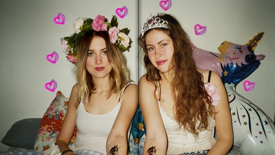 Eine Fotografie von Fleur Stiels, auf dem zwei junge Mädchen mit Krönchen und Pferdetattoos zu sehen sind "Holly Glitter Zine "Girls" © Fleur Stiels 