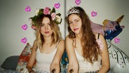 Eine Fotografie von Fleur Stiels, auf dem zwei junge Mädchen mit Krönchen und Pferdetattoos zu sehen sind "Holly Glitter Zine "Girls" © Fleur Stiels 