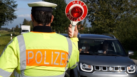 Beamte der Bundespolizei kontrollieren Fahrzeuge an der deutsch-dänischen Grenze © Jörn Hüneke/dpa Foto: Jörn Hüneke