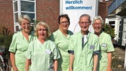 Vier Frauen und ein Mann in hellgrüner Krankenhauskleidung lächeln in die Kamera. © Regio Klinikum Elmshorn 