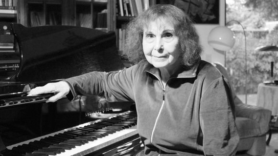 Sofia Gubaidulina sitzt an einem Klavier. © picture alliance / dpa | Matthias Hoenig 