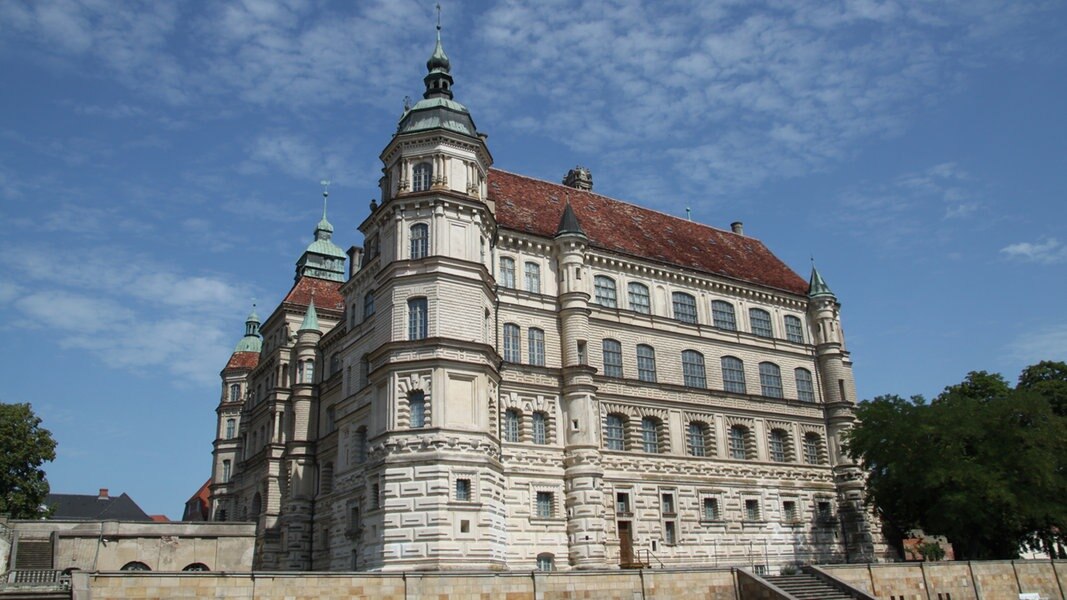 Schloss Gustrow Historisches Pflaster Bei Sanierung Entdeckt Ndr De Nachrichten Mecklenburg Vorpommern