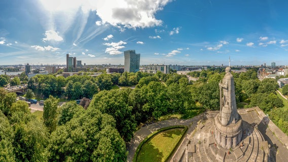 Eine Panorama-Ansicht von Hamburg, im Vordergrund das Denkmal von Otto von Bismarck. © picture alliance / Zoonar | Jonas Weinitschke 