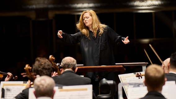 Barbara Hannigan dirigiert das Cleveland Orchestra © VAM Artists 