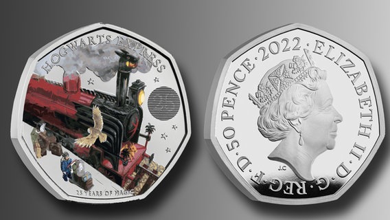 Dieses undatierte von der Münzprägeanstalt Royal Mint herausgegebene Foto zeigt die Rück- und Vorderseite einer der britische 50-Pence-Farbmünze aus der "Harry Potter"-Kollektion, die den Hogwarts Express zeigt. © The Royal Mint/PA Media/dpa 