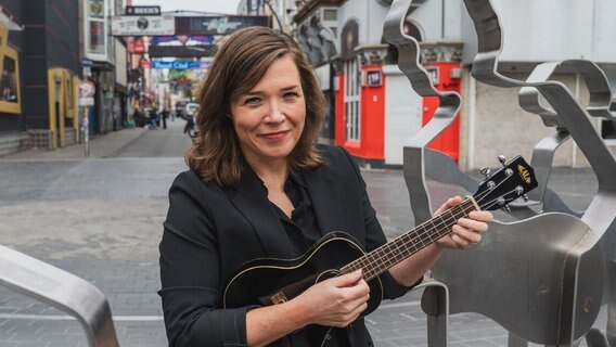 Stefanie Hempel steht mit ihrer Ukulele auf dem Beatles-Platz © Stefanie Hempel Foto: Johanna Lippke