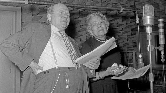 Schauspielerin Tilla Durieux und ein Kollege in der NDR Hörspielproduktion "Alle, die da fallen" von Samuel Beckett, Deutschland 1950er Jahre. © picture alliance/United Archives | Siegfried Pilz Foto: Siegfried Pilz