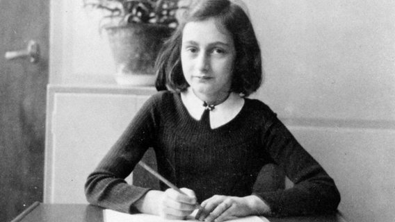 Ein Porträtbild in schwarz-weiß zeigt Anne Frank beim Schreiben. © Imago Images/WHA UnitedArchives012173 