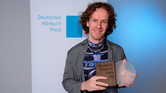 Florian Fischer präsentiert den Hörbuchpreis 2025 © WDR/Annika Fußwinkel Foto: Annika Fußwinkel