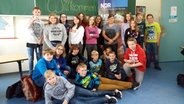Die Klasse 6b der Fintauschule in Lauenbrück posiert für ein Klassenfoto. © NDR Foto: Eva Solloch