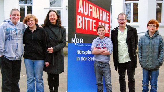 Schülern der Klassenstufe 4 bis 8 mit Lehrerin und dem Leiter der Pestalozzischule Walsrode © NDR Foto: Florian Jacobsen