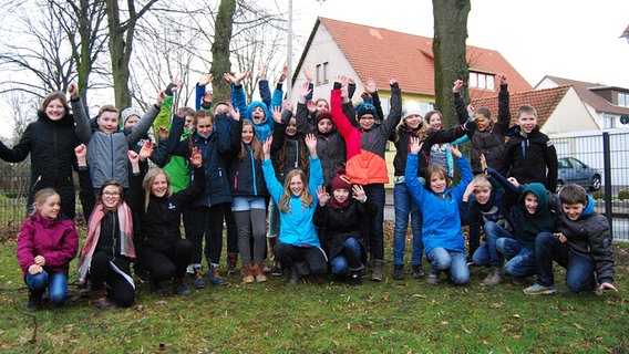Die Kinder der Klasse 4c der Fichteschule Hannover posieren für ein Klassenfoto. © NDR Foto: Florian Jacobsen