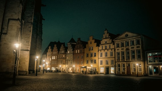 Ein Blick auf das Rathaus in Osnabrück bei Nacht. © IMAGO/Pond5 Images Foto: Pond5 Images