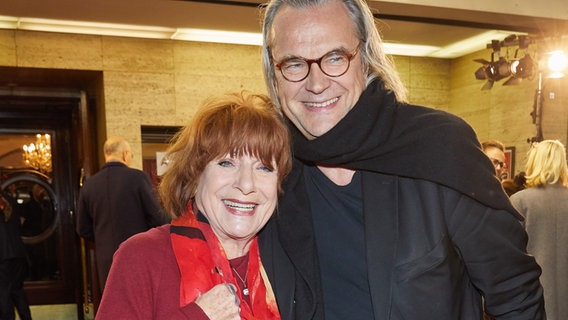 Hannelore Hoger und Ulrich Waller vor dem Hansa-Theater in Hamburg © picture alliance/dpa Foto: Georg Wendt