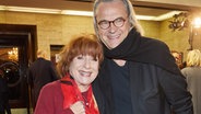 Hannelore Hoger und Ulrich Waller vor dem Hansa-Theater in Hamburg © picture alliance/dpa Foto: Georg Wendt