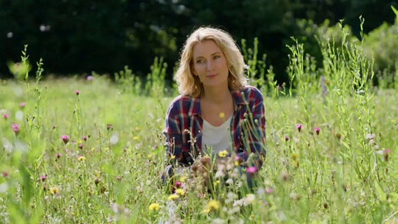 Maria Furtwängler auf einer Wiese © NDR Screenshot 