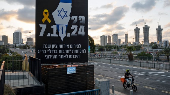 Eine Plakatwand mit Informationen über bevorstehende Veranstaltungen in Israel © picture alliance/dpa/AP | Oded Balilty 