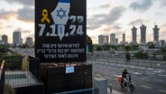 Eine Plakatwand mit Informationen über bevorstehende Veranstaltungen in Israel © picture alliance/dpa/AP | Oded Balilty 