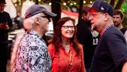 Birgit und Horst Lohmeyer, die Initiatoren des Festivals "Jamel rockt den Förster" im Gespräch mit dem Sänger der Fantastischen Vier © SWR/Labo M/Andreas Hornoff 