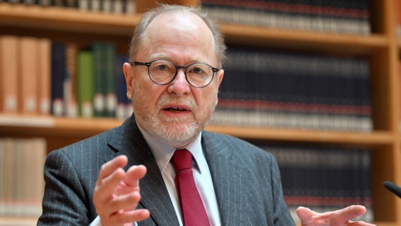 Jan-Philipp Reemtsma steht vor einer Bücherwand © picture alliance/dpa/dpa-Zentralbild | Martin Schutt Foto: Martin Schutt