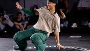 B-Girl Jilou tanzt auf Breakdance © picture alliance / Norbert Schmidt 
