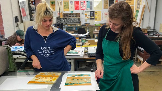 The picture shows students taking part in a project at the Kunsthalle Bremen. © Gabriela Jolowicz 