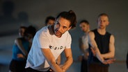 Der Choreograf und kommissarische Ballettdirektor am Mecklenburgischen Staatstheater Jonathan dos Santos in einer Tanzbewegung auf der Bühne © Stefano Pietragalla 