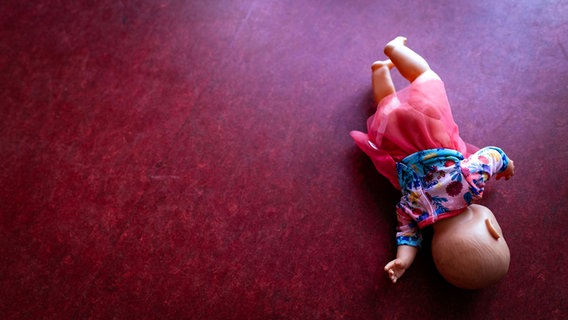 Eine Puppe liegt auf dem Boden © picture alliance/Geisler-Fotopress/Christoph Hardt/Geisler-Fotopress 