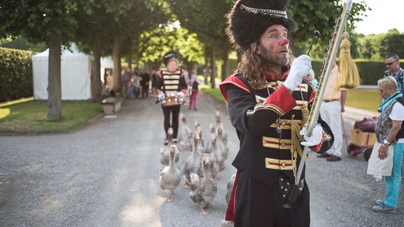 Die Kleinkunst-Gruppe Gänsekapelle beim kleinen Fest im großen Garten in den Herrenäuser Gärten von Hannover. © NDR Foto: Julius Matuschik