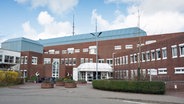 Die Außenaufnahme zeigt das Klinikum Elmshorn, einen roten Klinkerbau. © picture alliance/dpa | Daniel Reinhardt 