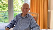 Der 93-jährige Claus Günther lächelt in die Kamera. © NDR Foto: Antonia Reiff