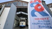 Historische Triebfahrzeuge stehen im alten Straßenbahndepot in Chemnitz. © picture alliance/dpa/dpa-Zentralbild | Hendrik Schmidt Foto: Hendrik Schmidt