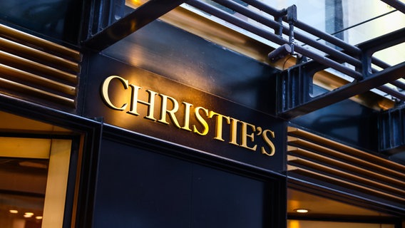 Der Schriftzug vom Auktionhaus Christie's in New York. © picture alliance / NurPhoto | Beata Zawrzel 