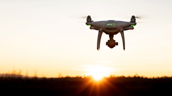 Drohne fliegt über einem Waldstück © picture alliance / Countrypixel | FRP 