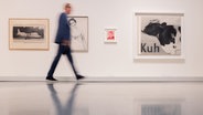 Ein Mann schreitet an den Werken des Künstlers Gerhard Richter in einer Ausstellung vorbei © Rolf Vennenbernd/dpa Foto: Rolf Vennenbernd