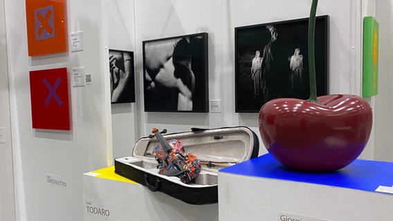 Bilder und Skulpturen bei der Affordable Art Fair 2024 © NDR.de Foto: Mathias Heller