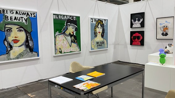 Bilder und Skulpturen bei der Affordable Art Fair 2024 © NDR.de Foto: Mathias Heller