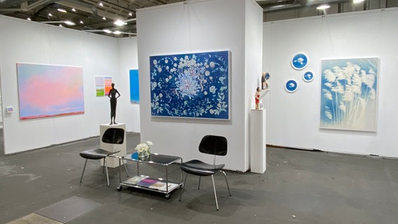 Bilder und Skulpturen bei der Affordable Art Fair 2024 © NDR.de Foto: Mathias Heller