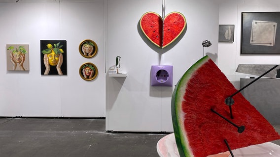 Bilder und Skulpturen bei der Affordable Art Fair 2024 © NDR.de Foto: Mathias Heller