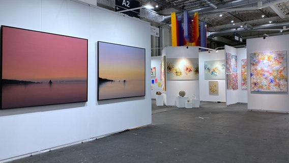 Bilder und Skulpturen bei der Affordable Art Fair 2024 © NDR.de Foto: Mathias Heller