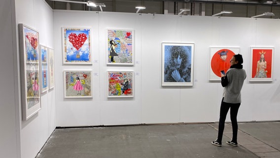 Bilder und Skulpturen bei der Affordable Art Fair 2024 © NDR.de Foto: Mathias Heller