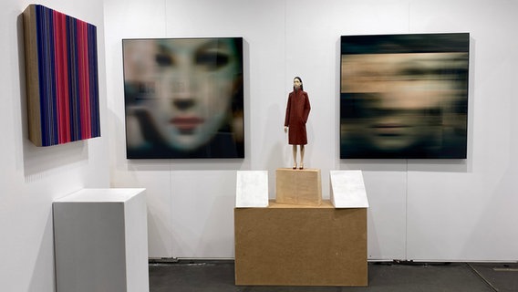 Bilder und Skulpturen bei der Affordable Art Fair 2024 © NDR.de Foto: Mathias Heller