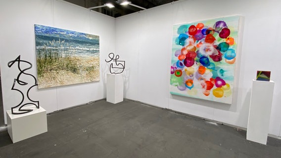 Bilder und Skulpturen bei der Affordable Art Fair 2024 © NDR.de Foto: Mathias Heller