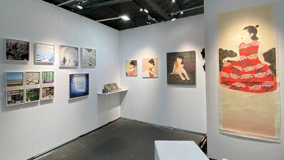 Bilder und Skulpturen bei der Affordable Art Fair 2024 © NDR.de Foto: Mathias Heller