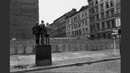 Henri Cartier-Bresson: Berliner Mauer, Westdeutschland, 1962 © 2024 Fondation Henri Cartier-Bresson / Magnum Photos 