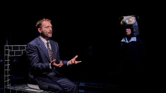 Der Schauspieler Samuel Weiss neben der Schauspielerin Ute Hannig auf einer dunklen Bühne. © Deutsches Schauspielhaus Hamburg Foto: Maris Eufinger